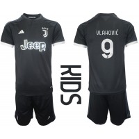 Camisa de Futebol Juventus Dusan Vlahovic #9 Equipamento Alternativo Infantil 2023-24 Manga Curta (+ Calças curtas)